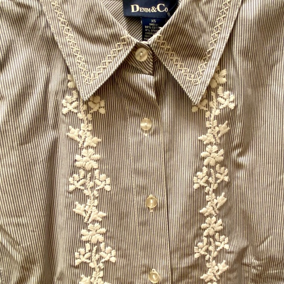Denim&Co Embroidery Detailing blouse - Picture 4 of 6